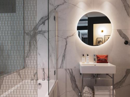 Habitación Doble Deluxe del hotel Le Seven. Foto 1