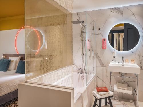 Habitación Doble Deluxe del hotel Le Seven. Foto 2