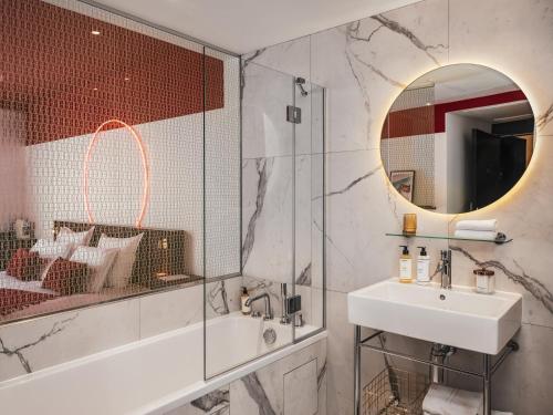 Habitación Doble Deluxe del hotel Le Seven. Foto 5