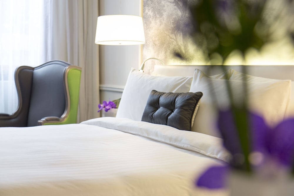 Habitación, 1 cama de matrimonio grande, vistas al jardín del hotel Renaissance Paris Nobel Tour Eiffel. Foto 1
