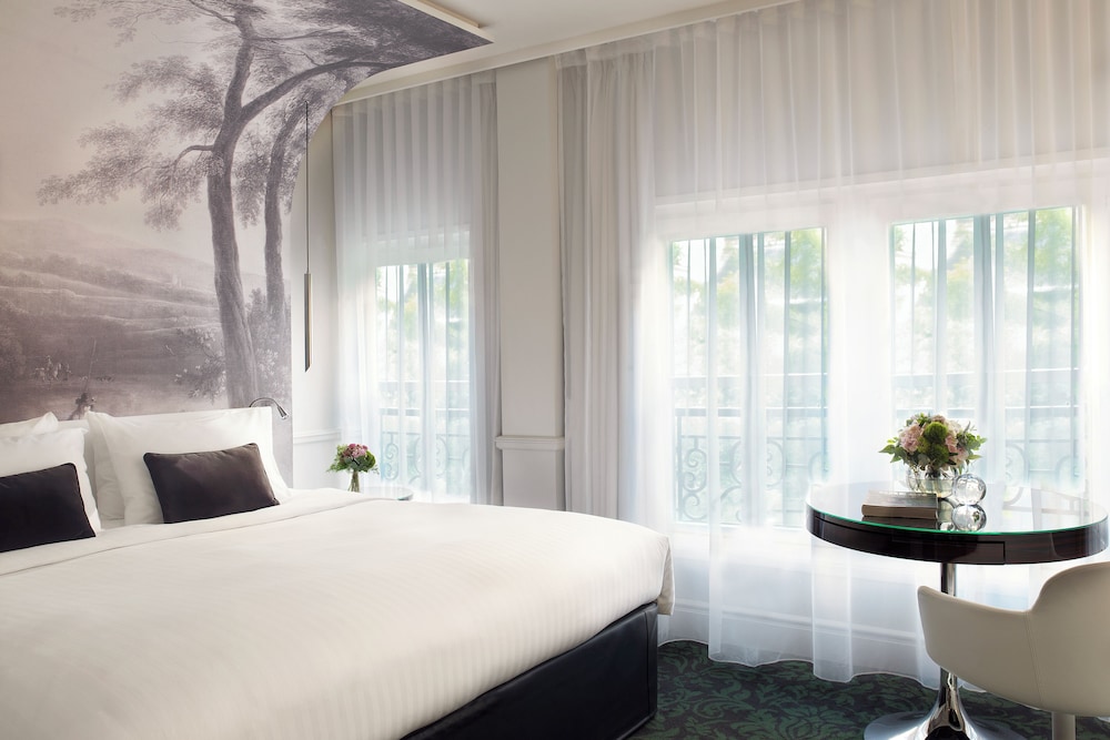 Habitación, 1 cama de matrimonio grande, vistas al jardín del hotel Renaissance Paris Nobel Tour Eiffel. Foto 2
