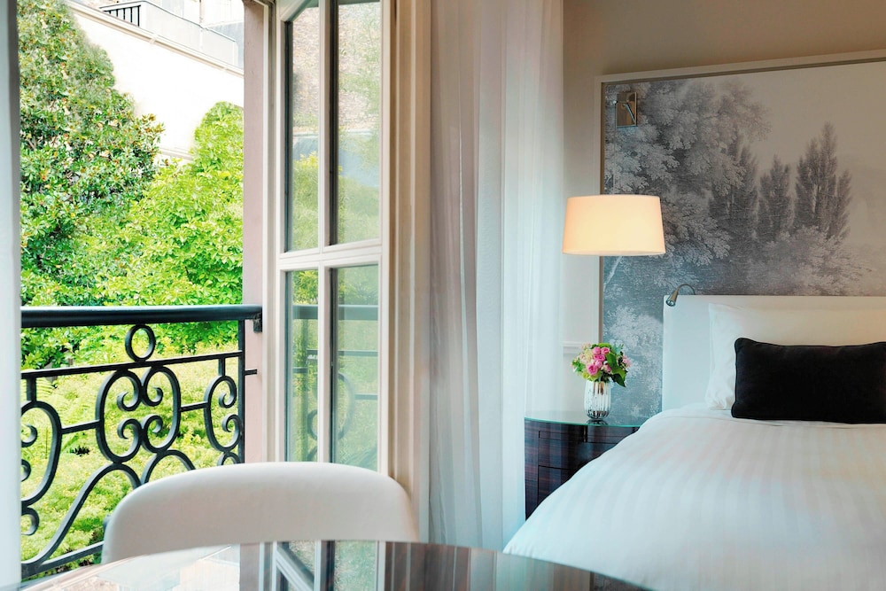 Habitación, 1 cama de matrimonio grande, vistas al jardín del hotel Renaissance Paris Nobel Tour Eiffel. Foto 4
