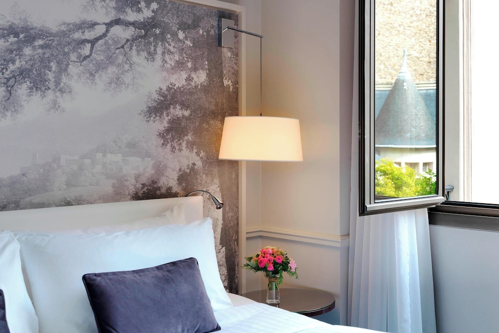 Habitación, 1 cama de matrimonio, vistas al jardín del hotel Renaissance Paris Nobel Tour Eiffel. Foto 1