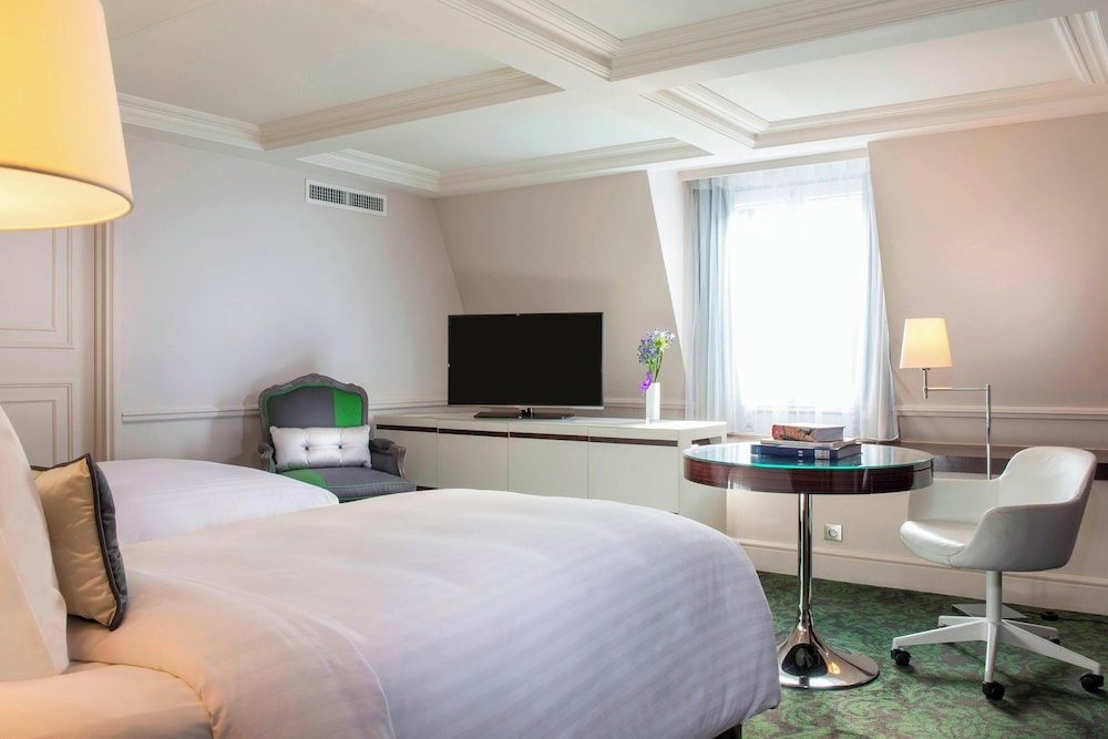Habitación, 1 cama de matrimonio grande del hotel Renaissance Paris Nobel Tour Eiffel. Foto 2