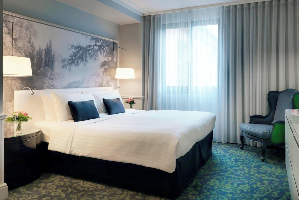 Habitación, 1 cama de matrimonio grande del hotel Renaissance Paris Nobel Tour Eiffel. Foto 3