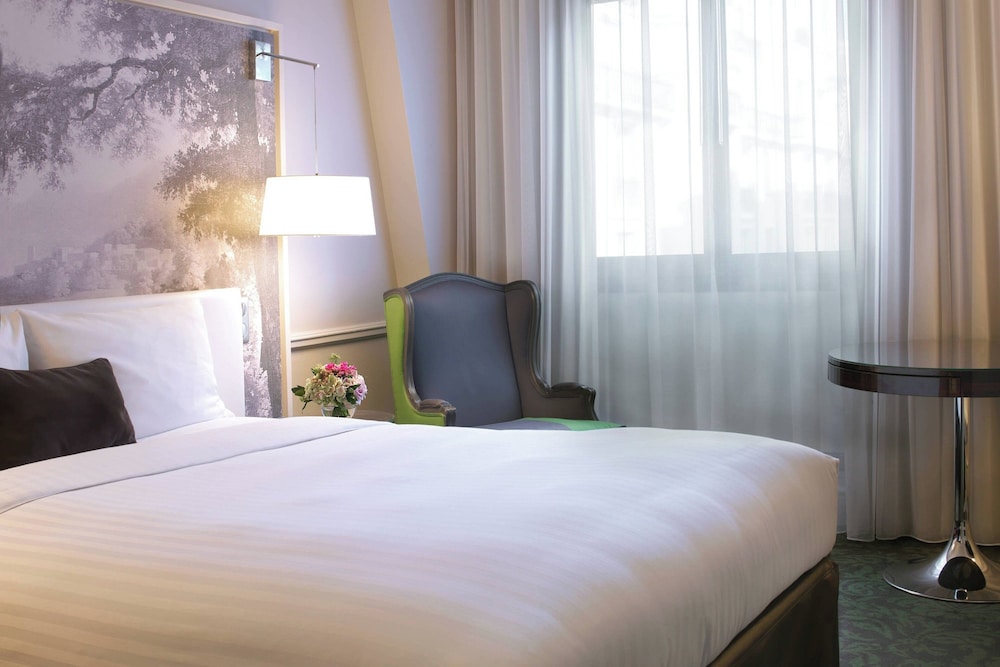 Habitación Deluxe, 1 cama de matrimonio del hotel Renaissance Paris Nobel Tour Eiffel. Foto 2