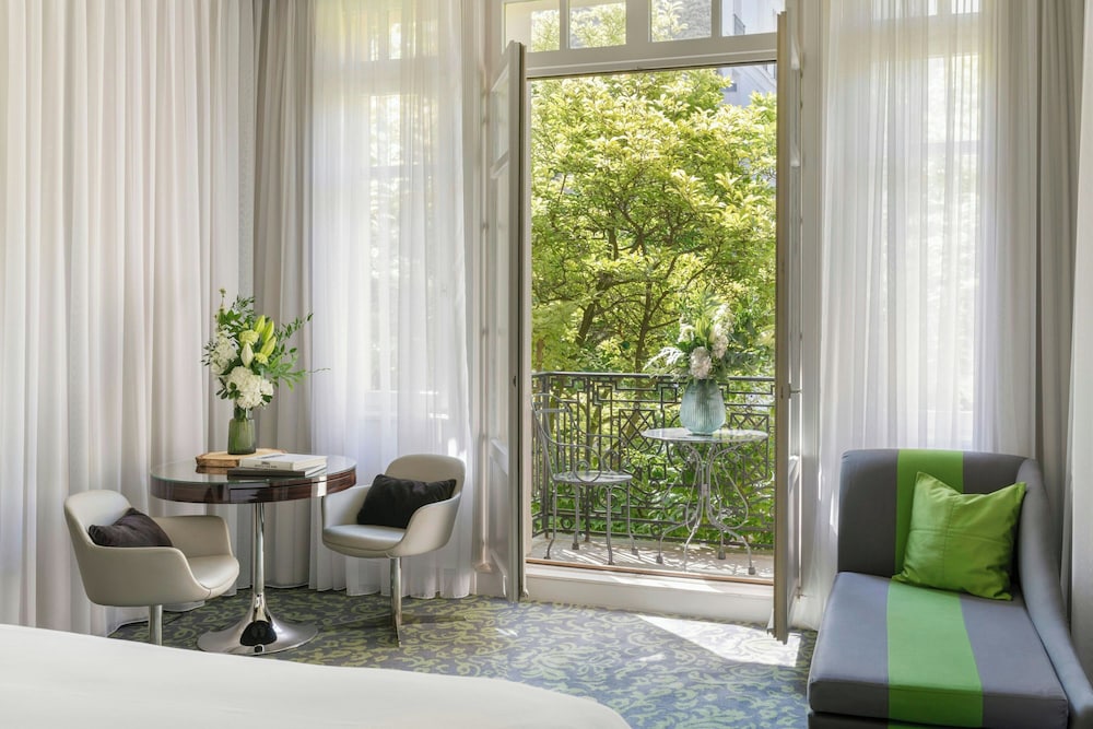 Suite, 1 cama de matrimonio grande (Garden View) del hotel Renaissance Paris Nobel Tour Eiffel