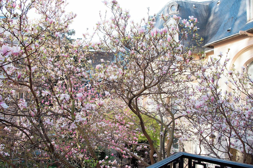 Suite, 1 cama de matrimonio grande (Garden View) del hotel Renaissance Paris Nobel Tour Eiffel. Foto 1