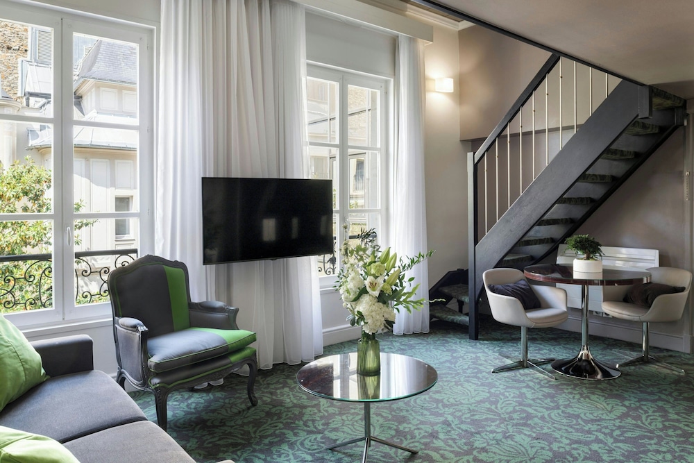 Suite, 1 cama de matrimonio grande con sofá cama, vistas al jardín del hotel Renaissance Paris Nobel Tour Eiffel
