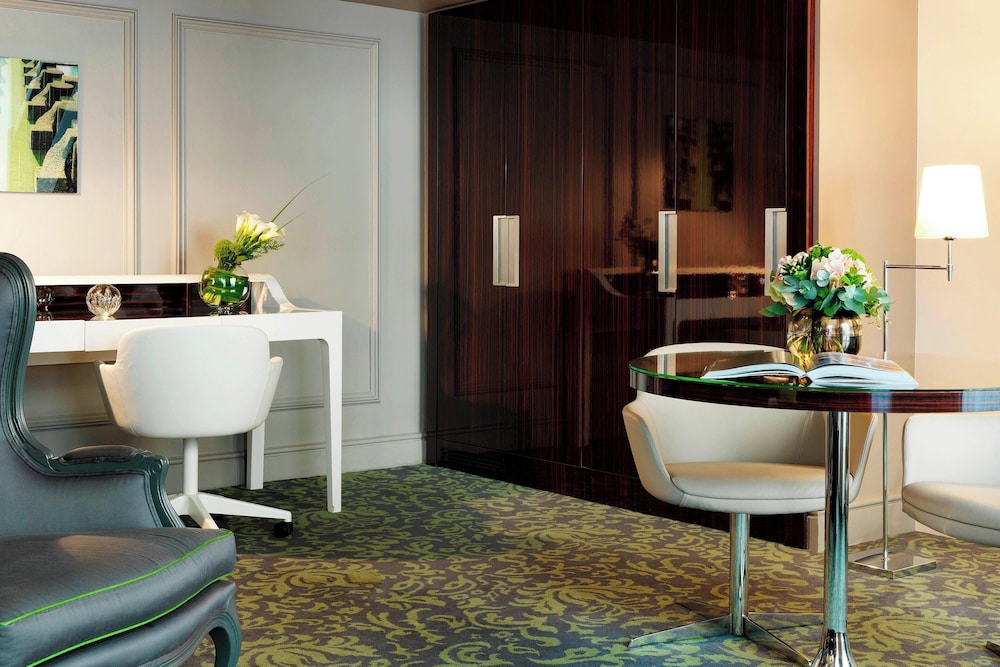 Suite, 1 cama de matrimonio grande con sofá cama, vistas al jardín del hotel Renaissance Paris Nobel Tour Eiffel. Foto 4