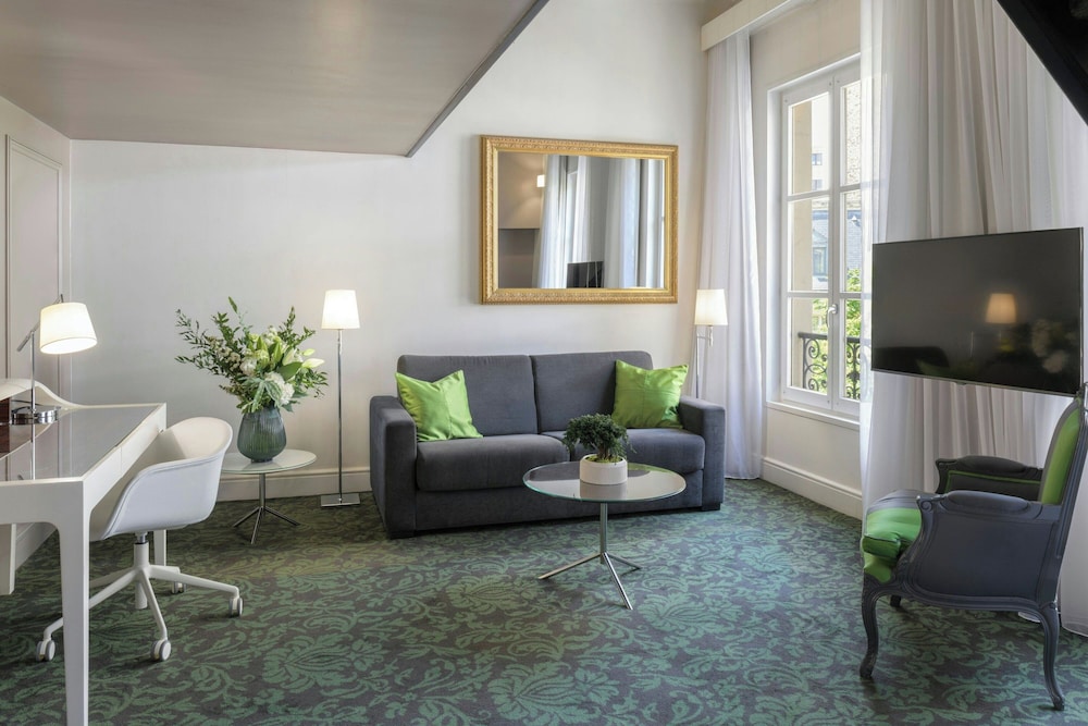 Suite, 1 cama de matrimonio grande con sofá cama, vistas al jardín del hotel Renaissance Paris Nobel Tour Eiffel. Foto 5