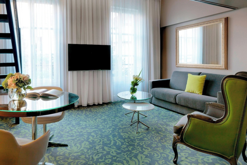 Suite, 1 cama de matrimonio grande con sofá cama, vistas al jardín del hotel Renaissance Paris Nobel Tour Eiffel. Foto 6