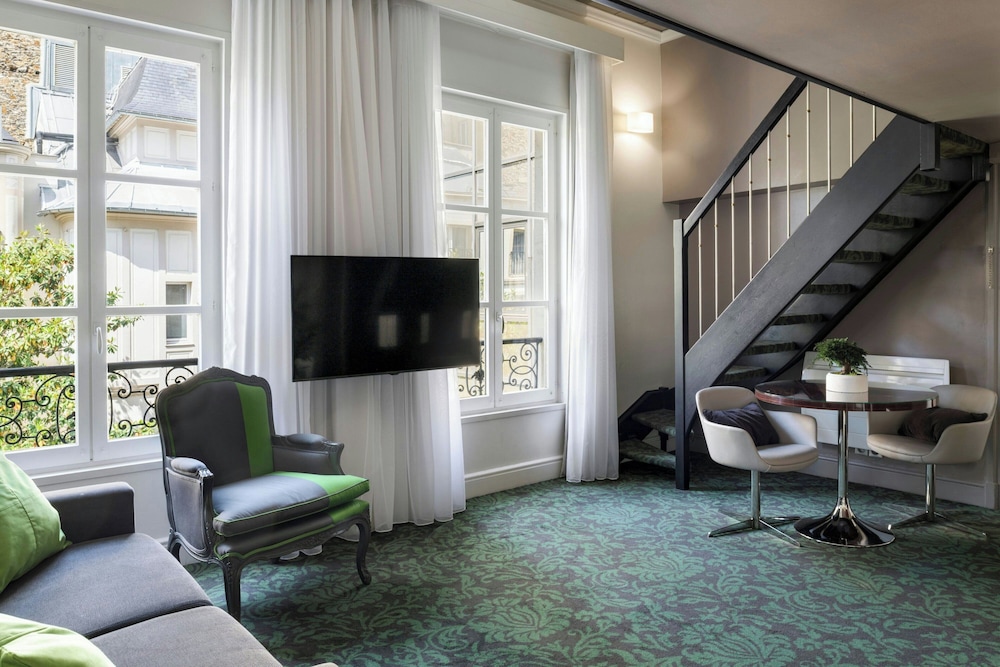 Suite, 1 cama de matrimonio grande con sofá cama, vistas al jardín del hotel Renaissance Paris Nobel Tour Eiffel. Foto 7