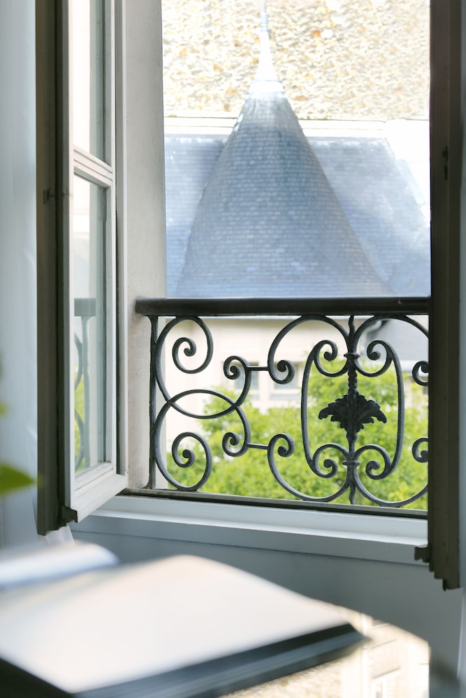 Suite, 1 cama de matrimonio grande con sofá cama, vistas al jardín del hotel Renaissance Paris Nobel Tour Eiffel. Foto 8