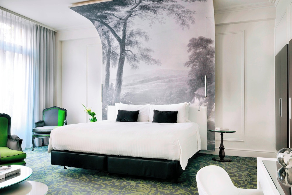Suite familiar, 1 cama de matrimonio grande con sofá cama del hotel Renaissance Paris Nobel Tour Eiffel