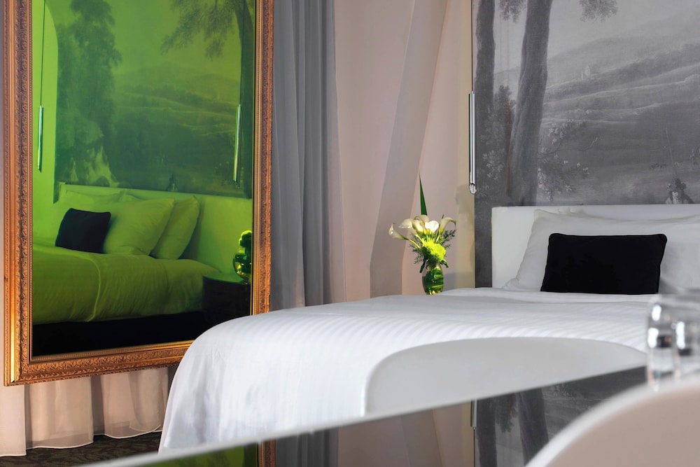 Suite familiar, 1 cama de matrimonio grande con sofá cama del hotel Renaissance Paris Nobel Tour Eiffel. Foto 2