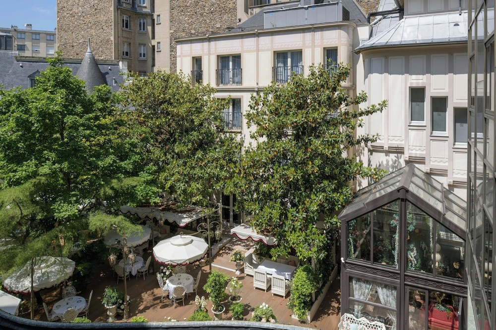 Suite familiar, 1 cama de matrimonio grande con sofá cama del hotel Renaissance Paris Nobel Tour Eiffel. Foto 3