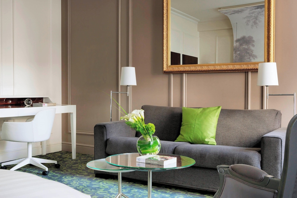 Suite familiar, 1 cama de matrimonio grande con sofá cama del hotel Renaissance Paris Nobel Tour Eiffel. Foto 6