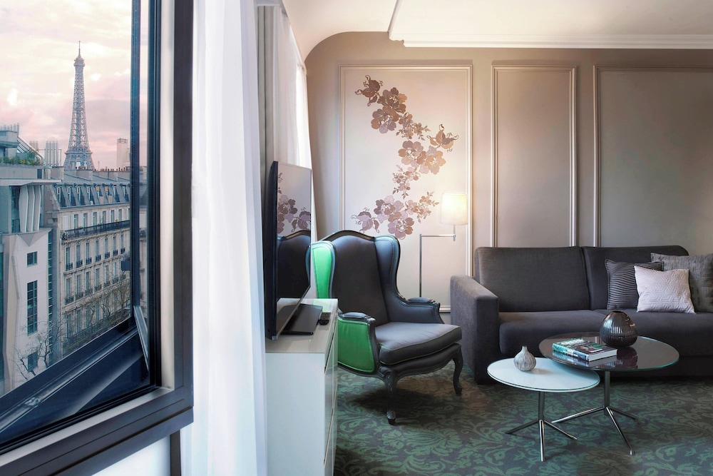 Suite junior, 1 cama de matrimonio grande con sofá cama, en una planta alta del hotel Renaissance Paris Nobel Tour Eiffel