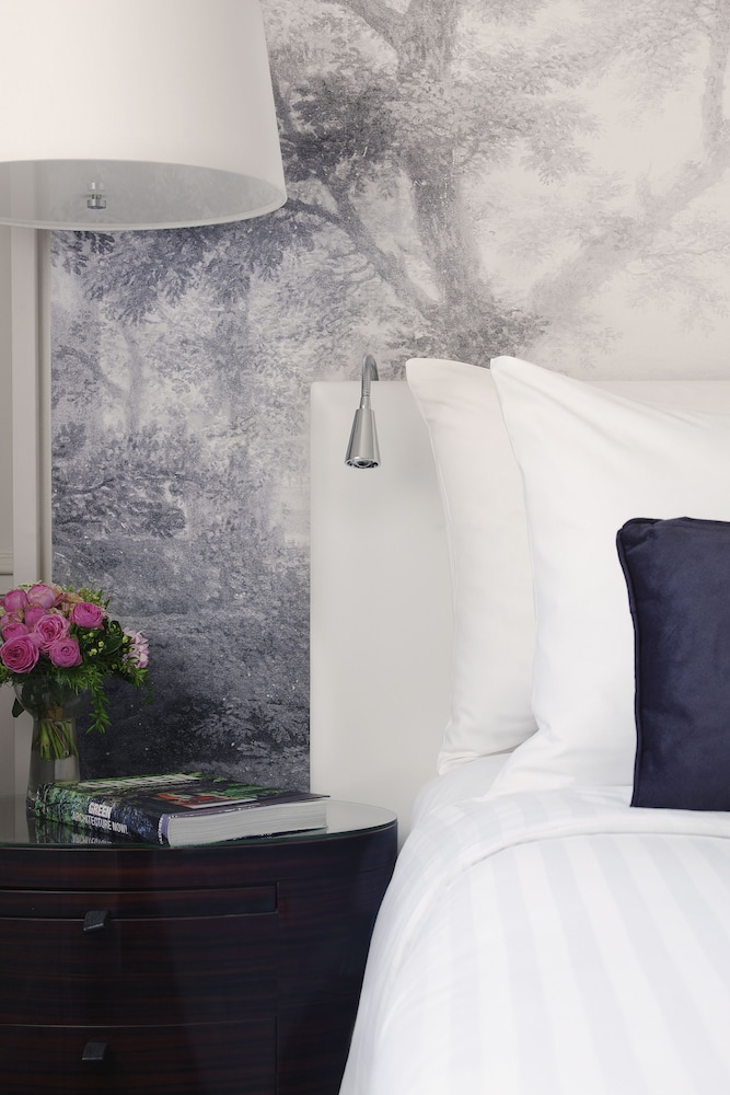 Suite junior, 1 cama de matrimonio grande con sofá cama, en una planta alta del hotel Renaissance Paris Nobel Tour Eiffel. Foto 1