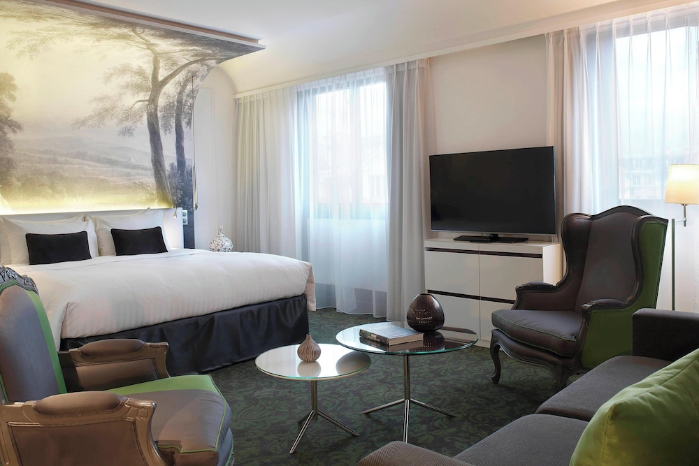 Suite junior, 1 cama de matrimonio grande con sofá cama, en una planta alta del hotel Renaissance Paris Nobel Tour Eiffel. Foto 2