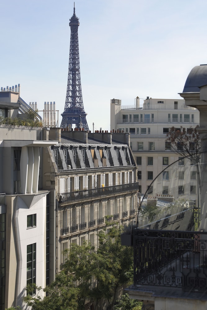 Suite junior, 1 cama de matrimonio grande con sofá cama, en una planta alta del hotel Renaissance Paris Nobel Tour Eiffel. Foto 3