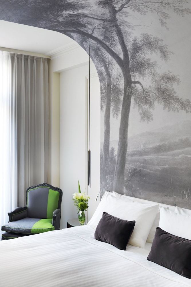 Suite junior, 1 cama de matrimonio grande con sofá cama del hotel Renaissance Paris Nobel Tour Eiffel. Foto 1