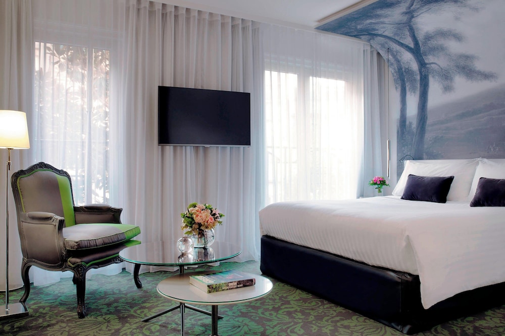 Suite junior, 1 cama de matrimonio grande con sofá cama del hotel Renaissance Paris Nobel Tour Eiffel. Foto 3