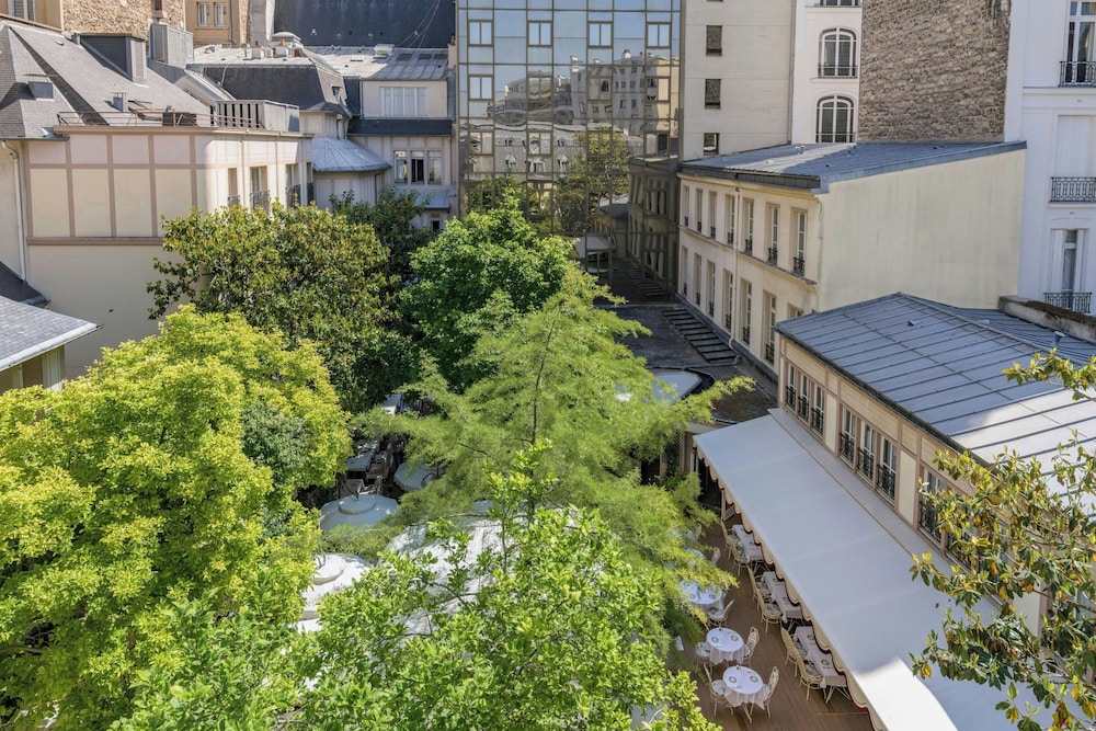 Suite junior, 1 cama de matrimonio grande con sofá cama del hotel Renaissance Paris Nobel Tour Eiffel. Foto 4