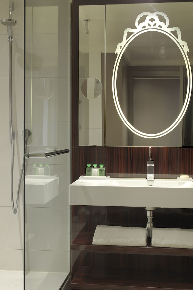 Suite junior, 1 cama de matrimonio grande con sofá cama del hotel Renaissance Paris Nobel Tour Eiffel. Foto 6