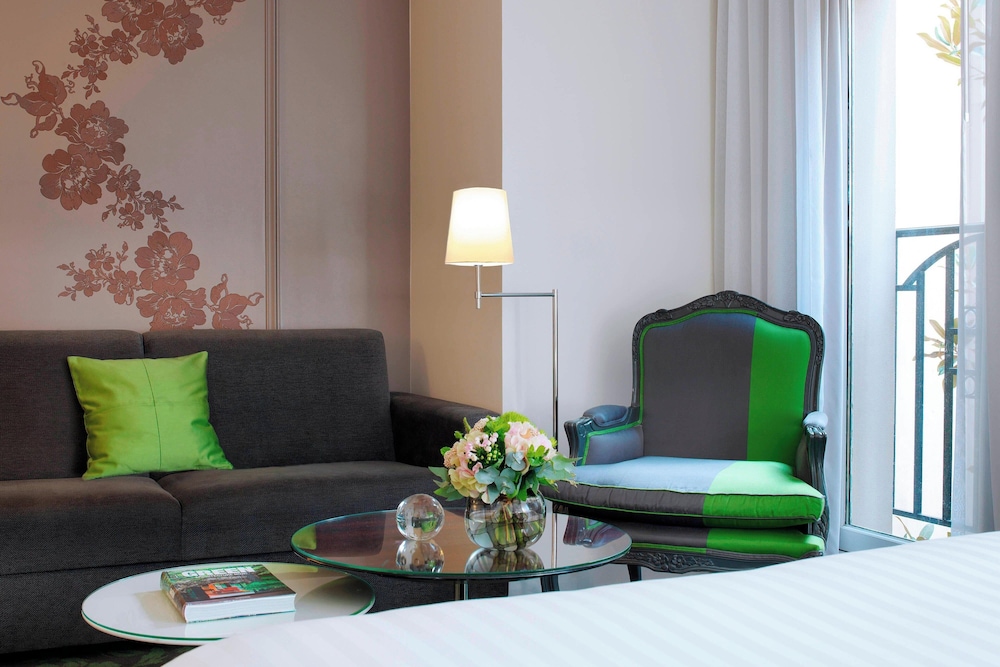 Suite junior, 1 cama de matrimonio grande con sofá cama del hotel Renaissance Paris Nobel Tour Eiffel. Foto 9