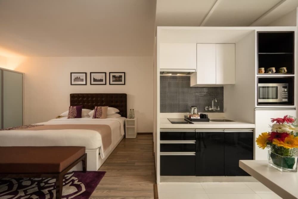 Suite Estudio con Balcón, 20% de descuento en comida, bebidas sin alcohol y spa, Happy Hour en By the Blue del hotel Grand Mercure Bangalore. Foto 1