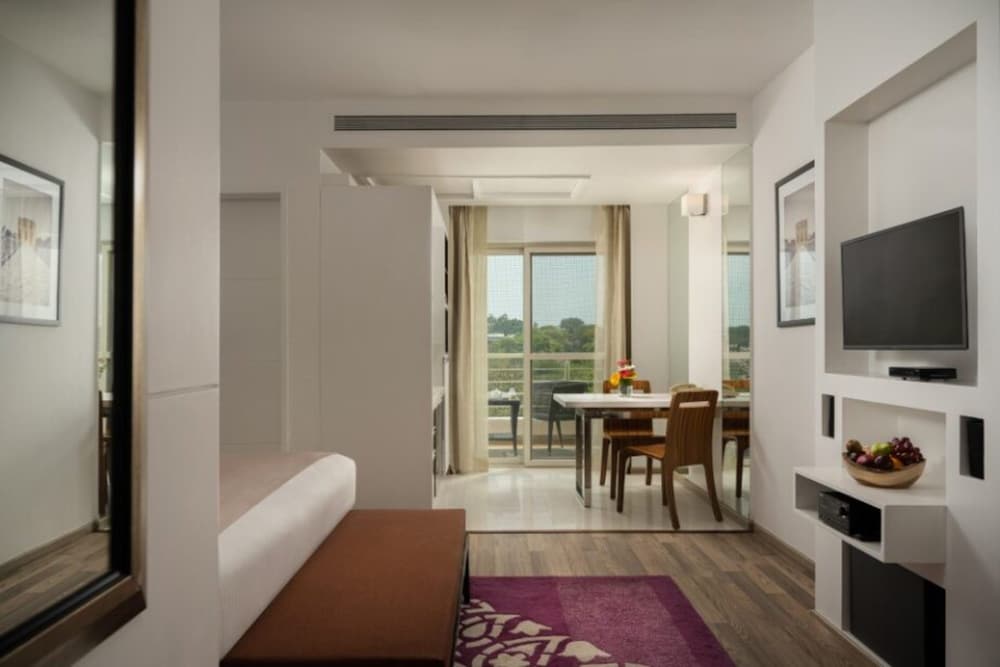 Suite Estudio con Balcón, 20% de descuento en comida, bebidas sin alcohol y spa, Happy Hour en By the Blue del hotel Grand Mercure Bangalore. Foto 3