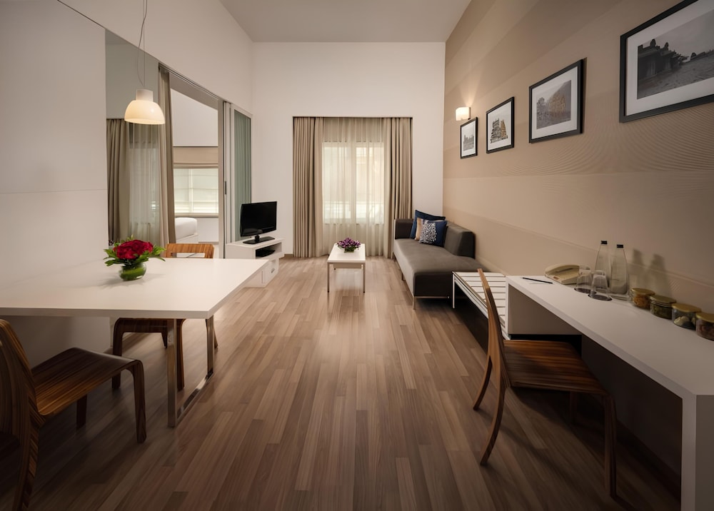 Suite de 1 dormitorio, 20% de descuento en comida, bebidas sin alcohol y spa, Happy Hour en By the Blue del hotel Grand Mercure Bangalore. Foto 1