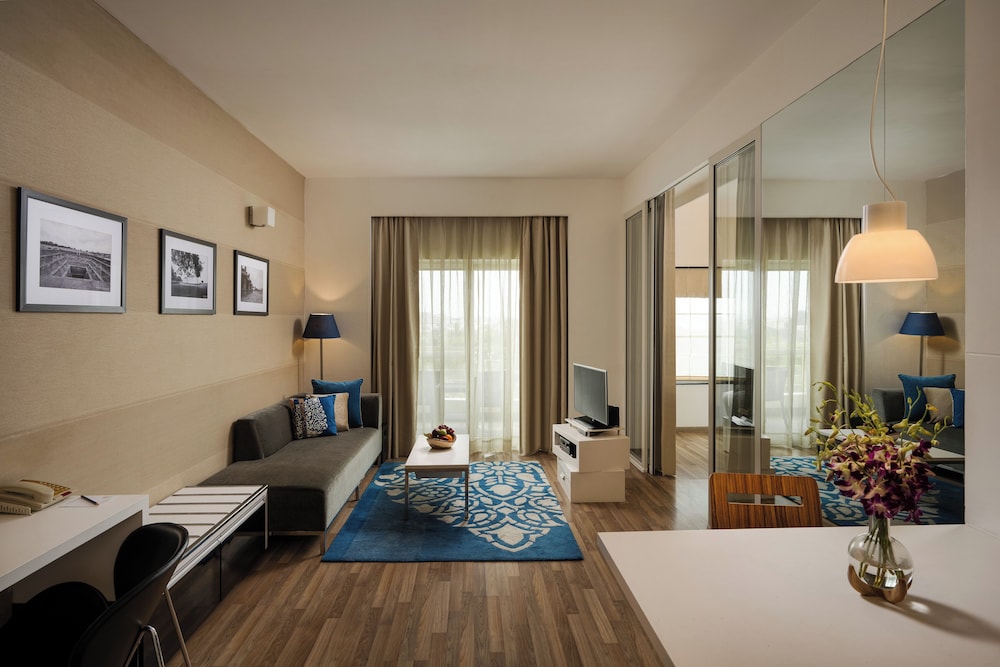 Suite de 1 dormitorio con Balcón, 20% de descuento en comida, bebidas sin alcohol y spa, Happy Hour en By the Blue del hotel Grand Mercure Bangalore. Foto 1