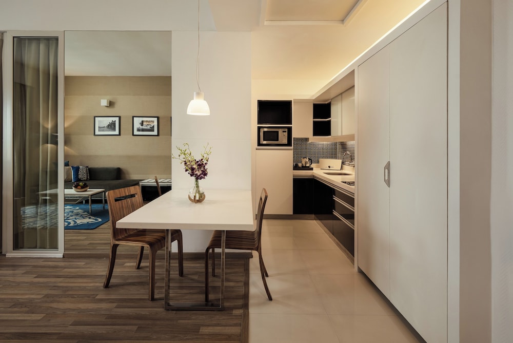 Suite de 1 dormitorio con Balcón, 20% de descuento en comida, bebidas sin alcohol y spa, Happy Hour en By the Blue del hotel Grand Mercure Bangalore. Foto 3