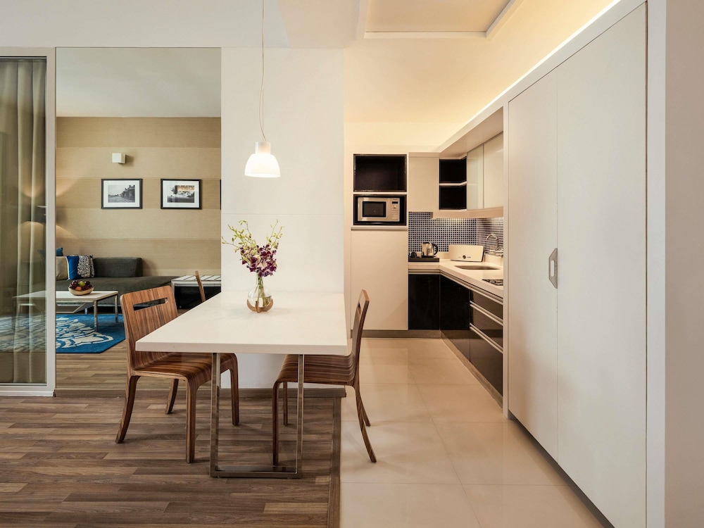 Suite Ejecutiva con Balcón, 20% de descuento en comida, bebidas sin alcohol y spa, Happy Hour en By the Blue del hotel Grand Mercure Bangalore. Foto 1