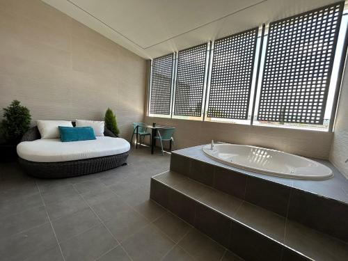 Suite Junior con terraza y bañera de hidromasaje del hotel Venture Sant Cugat. Foto 2
