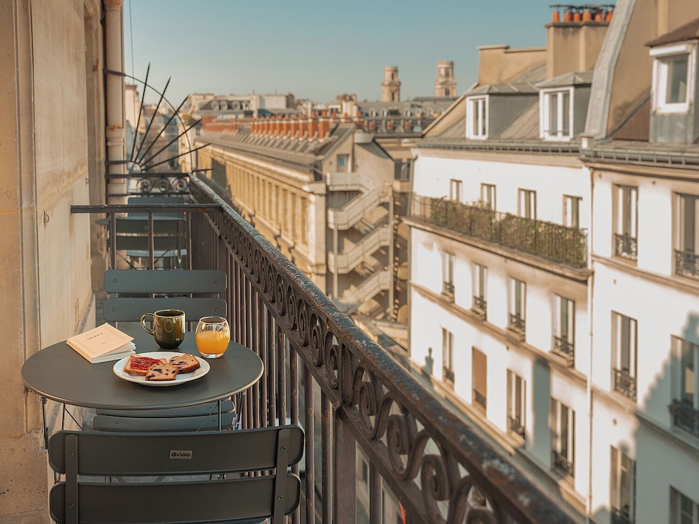 Habitación clásica doble, balcón del hotel Hôtel Le Petit Belloy St Germain. Foto 9