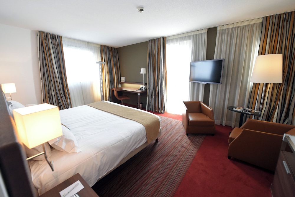 Habitación estándar, 1 cama de matrimonio grande del hotel Holiday Inn Mulhouse, An Ihg. Foto 1