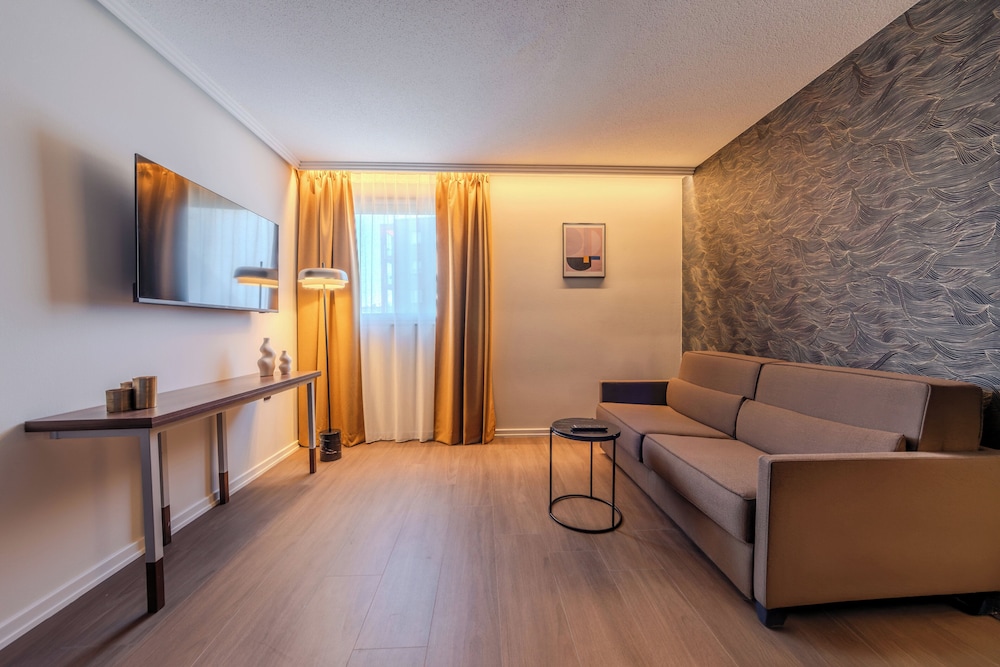 Suite, 1 cama de matrimonio grande con sofá cama del hotel Holiday Inn Mulhouse, An Ihg