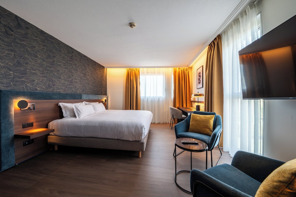 Suite, 1 cama de matrimonio grande con sofá cama del hotel Holiday Inn Mulhouse, An Ihg. Foto 2