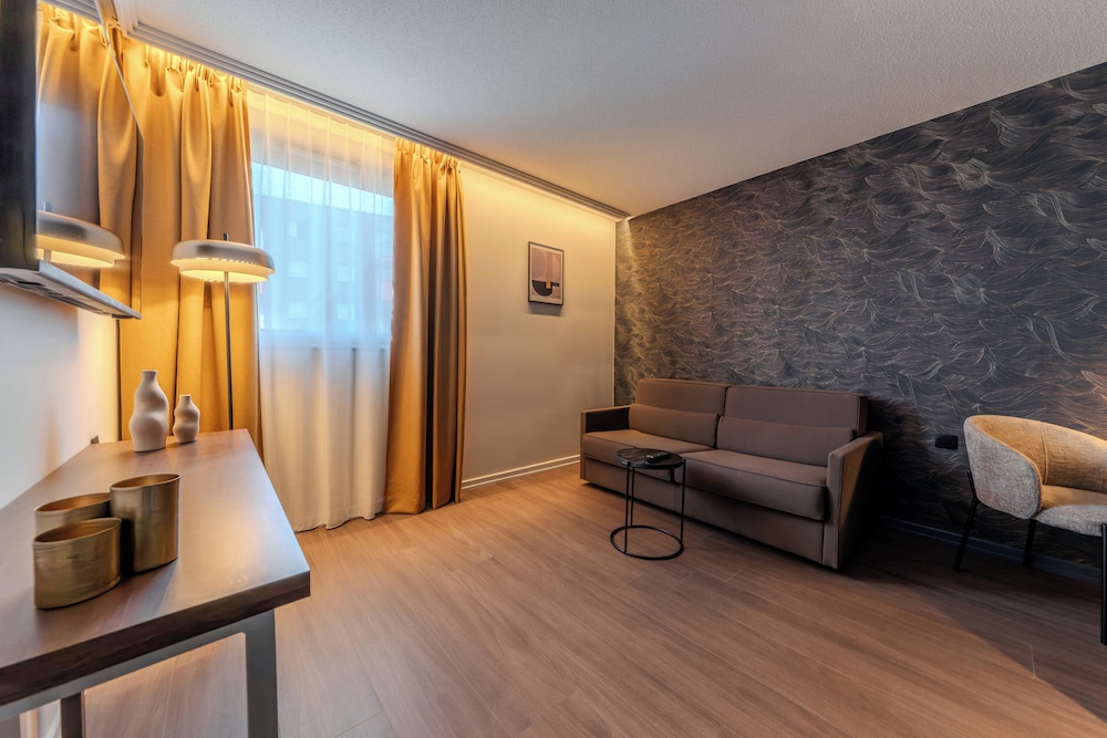 Suite, 1 cama de matrimonio grande con sofá cama del hotel Holiday Inn Mulhouse, An Ihg. Foto 3