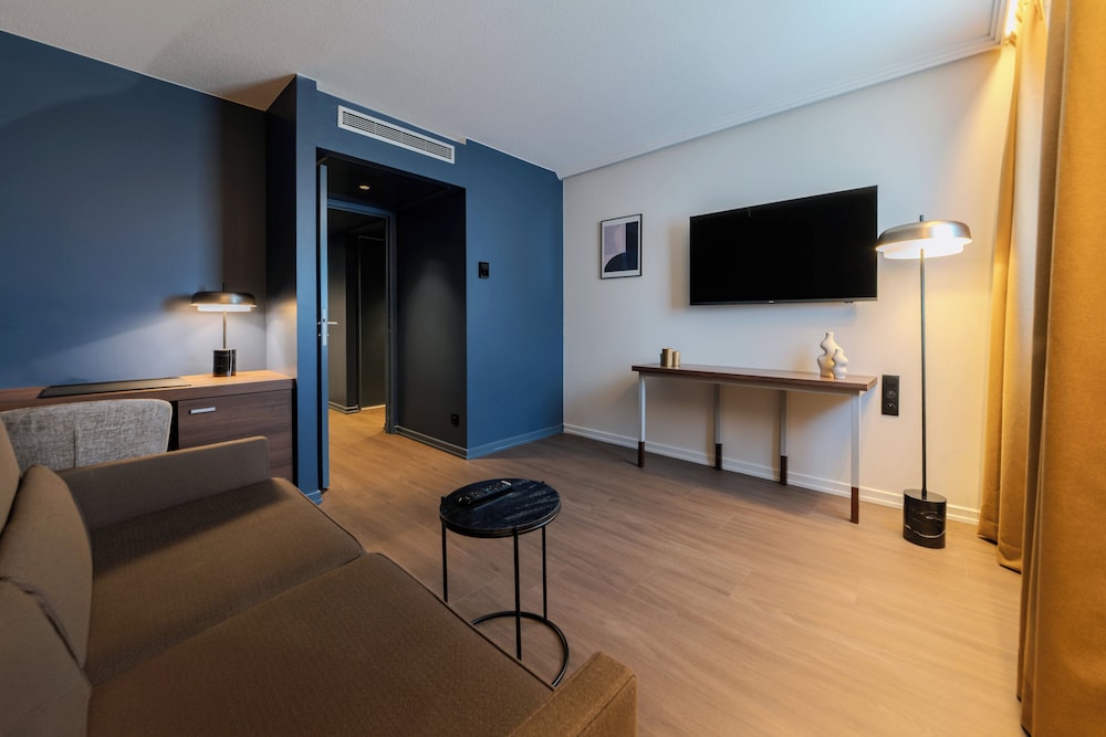 Suite, 1 cama de matrimonio grande con sofá cama del hotel Holiday Inn Mulhouse, An Ihg. Foto 4