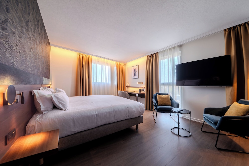 Suite, 1 cama de matrimonio grande con sofá cama del hotel Holiday Inn Mulhouse, An Ihg. Foto 1
