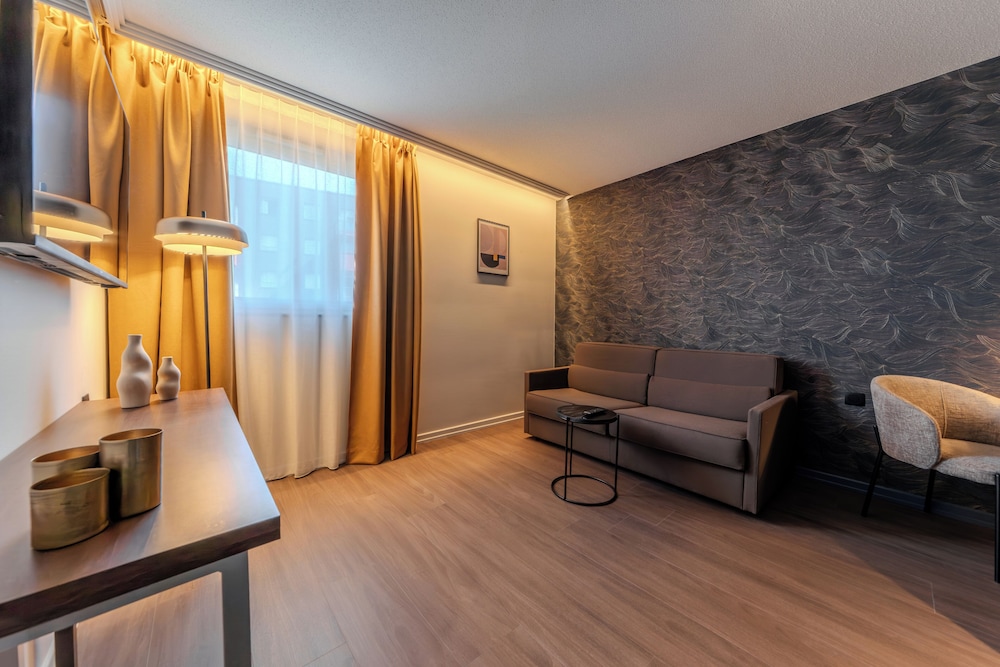 Suite, 1 cama de matrimonio grande con sofá cama del hotel Holiday Inn Mulhouse, An Ihg. Foto 10