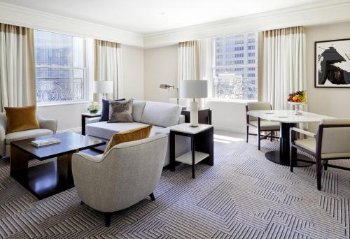 Suite Grand Luxe con cama extragrande del hotel The Peninsula New York