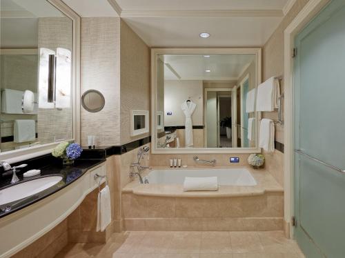 Suite Executive - Cama extragrande del hotel The Peninsula New York. Foto 4