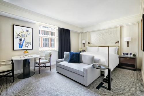 Habitación triple 1 Cama king Vista ciudad del hotel The Peninsula New York. Foto 3