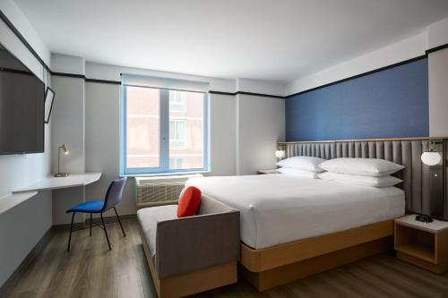 Habitación adaptada para personas con movilidad reducida/discapacidad auditiva con ducha accesible en silla de ruedas - Cama extragrande del hotel Delta by Marriott Hotels New York Times Square
